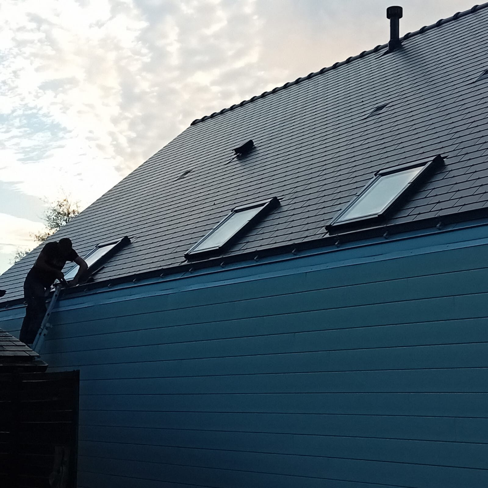 Chantier de toiture en ardoise et bardage bleu réalisé par MCPI Rénovation